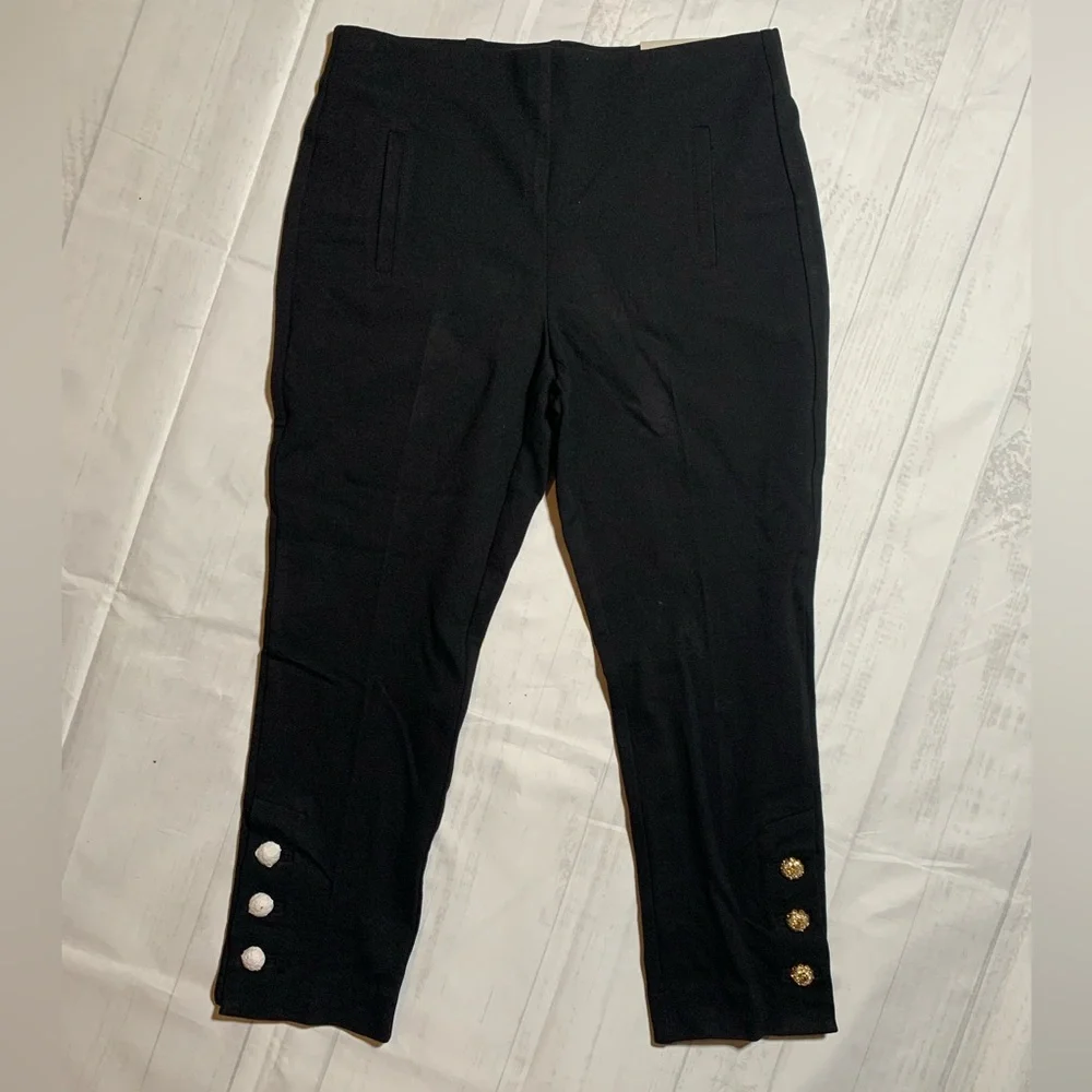 NWT Chico’s Juliet Button Hem Ankle pant. Size 0.5. (6).